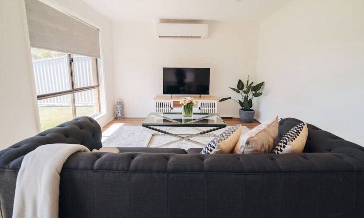 Currimundi House | 1/15 Croydon Av · 2 Bdrm 5min walk to Beach & lake