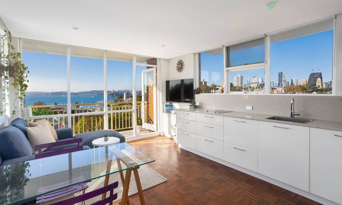 North Sydney Apartment | 1 Bedroom, renovated apt. fantastic views.Very close to Kirribilli, ferry, train