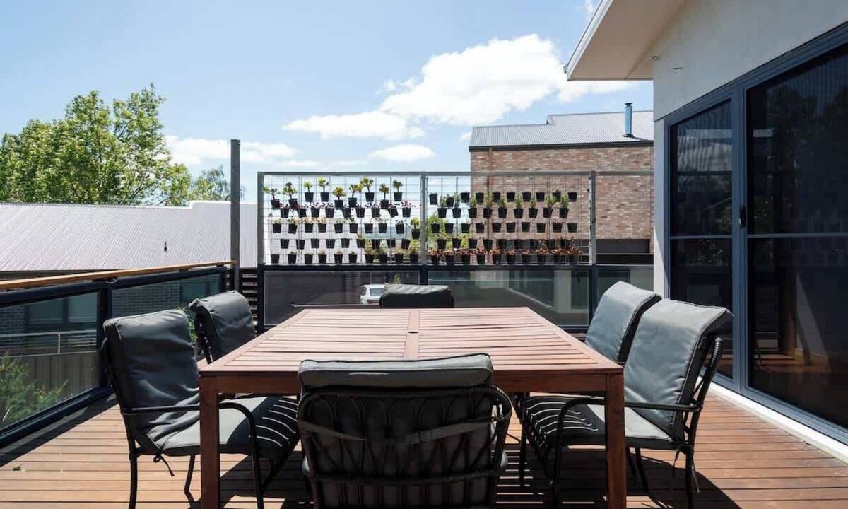 Riverside House | 1 booking, 2 houses, 6 beds, 3 baths!