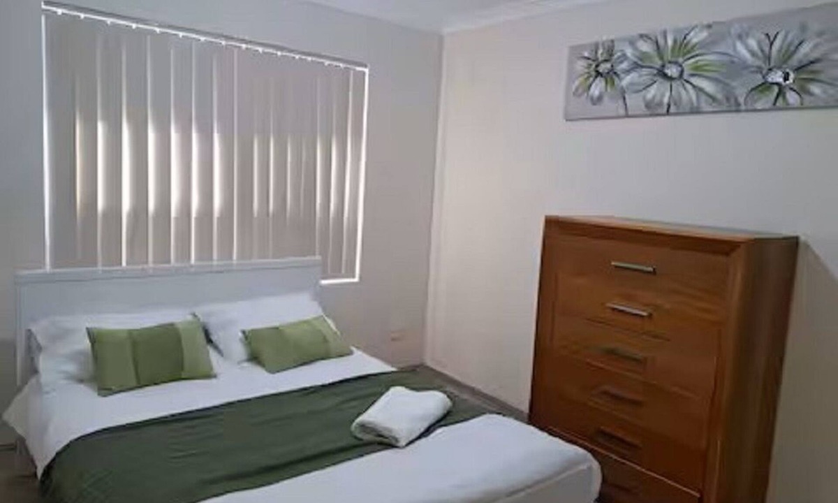 Bayswater House | 10 mins drive to T4 terminal, walking distance to the Swan river! Family home.