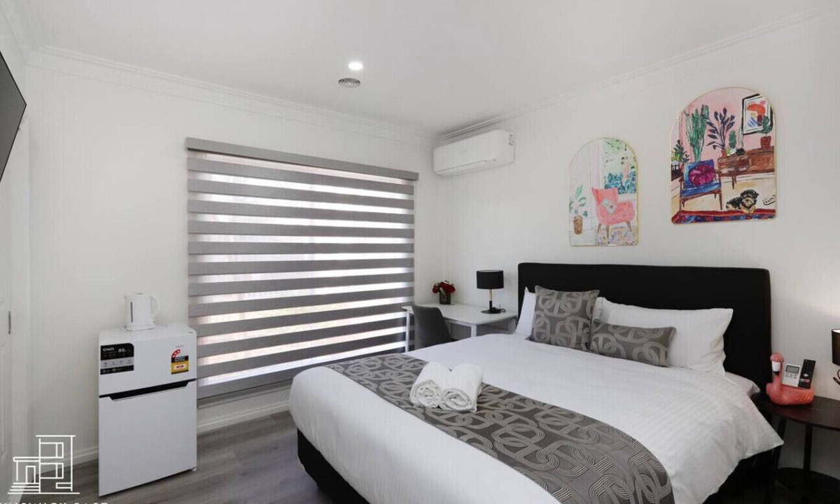 Brunswick East Hotel | 102 Luxury Queen Room with Hotel Experience Fast WiFi Close to Tram, 18 mins to CBD 24/7 Security