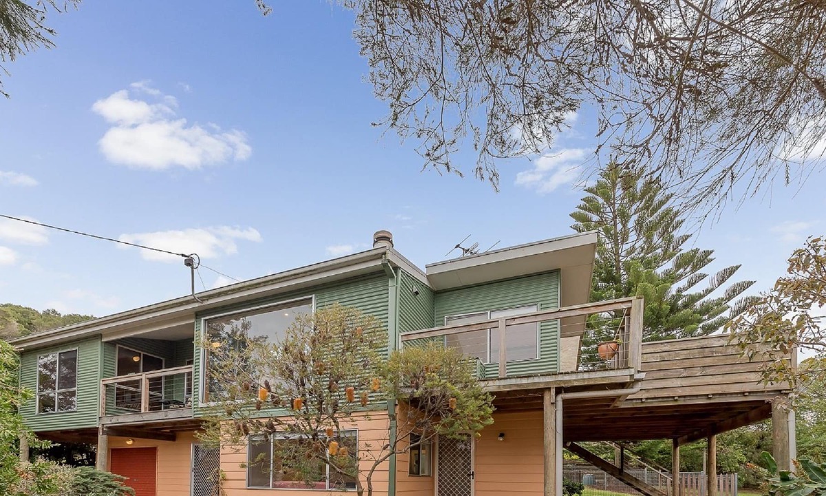 Smiths Beach House | 14 Beach Court, Smiths Beach Beauty, 2 storey, 3 bedroom holiday house.