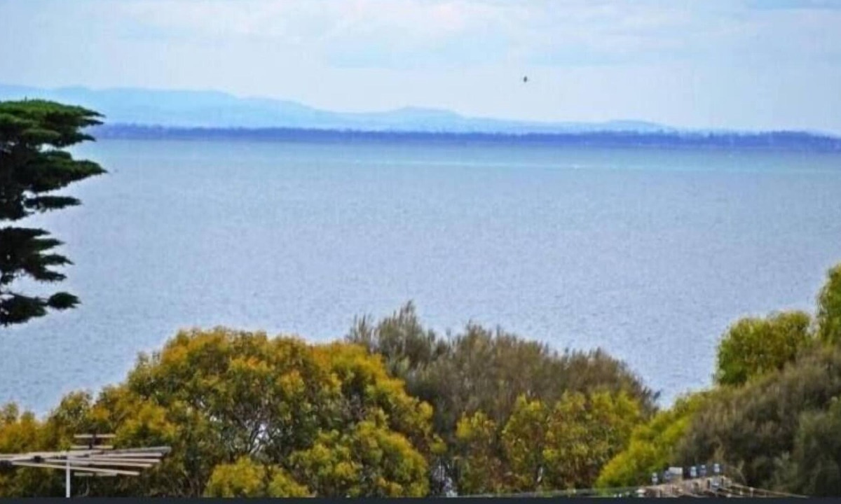 Portarlington Cottage | 1950s Bayfront Classic With Glistening Water Views