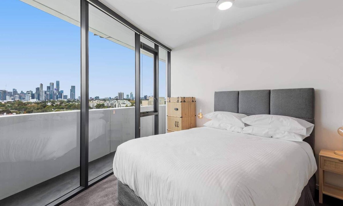 Port Melbourne Apartment | 2-Bed, 500m From The Beach with Pool, Gym & Sauna