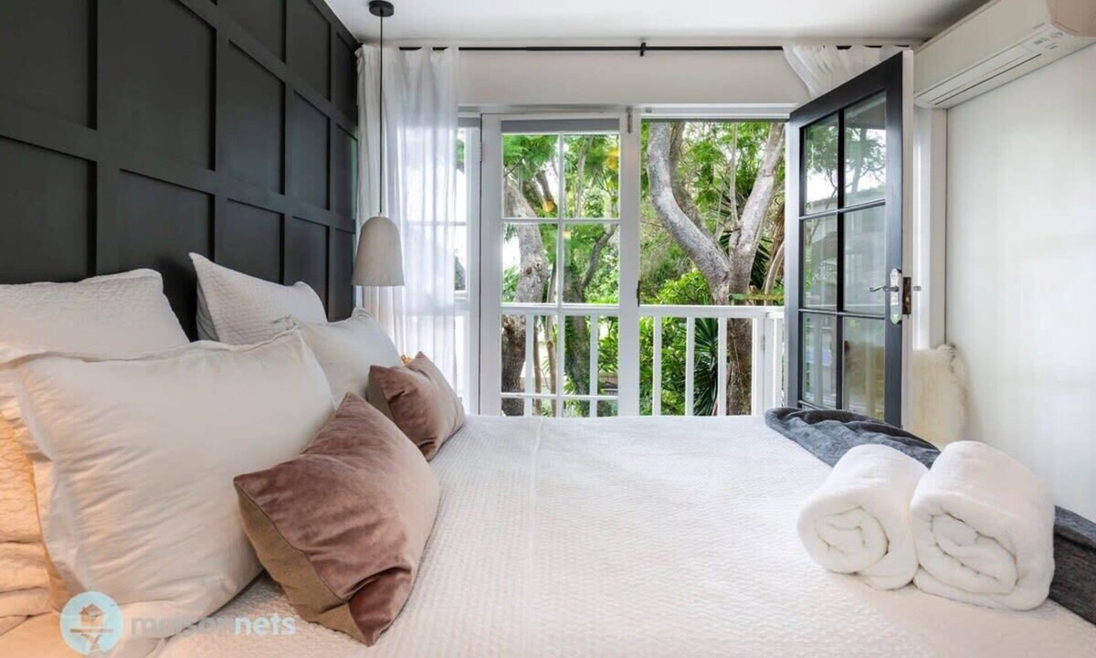 Balmain House | 2 Bedroom House with Courtyard and Aircon