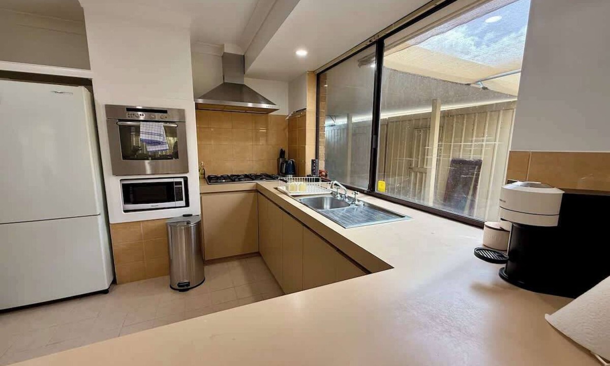 High Wycombe House | 2 Old-Style Homey Family Charm 4BR Pet Friendly!