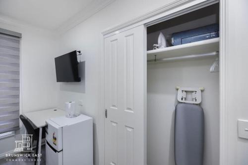 Brunswick East Apartment | 206 Modern King BR with Fast WiFi - Brunswick East - 30 Percent OFF