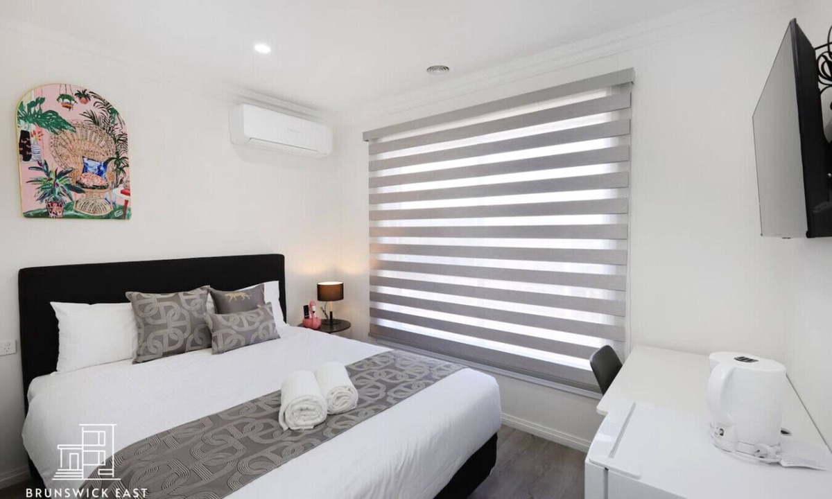 Brunswick East Bed & Breakfast | 207 Chic Queen BR w/Fast WiFi and Hotel-Grade Linens 24/7 Security 18 mins tram to CBD