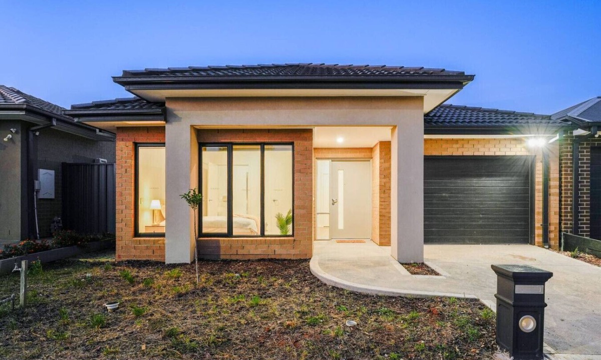 Melton South House | 3 Bedroom 3 Bath | Accessible Bathrooms