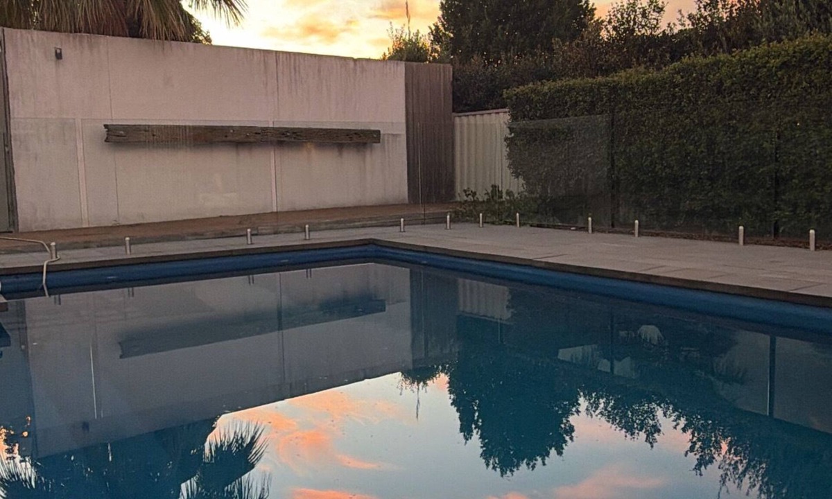 Truganina House | 3 bedroom estate 20km from CBD , 30km from both airports 15km Williamstown beach