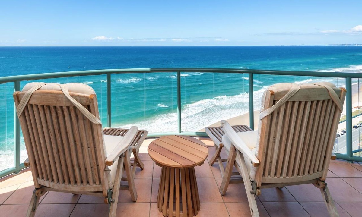 Main Beach Apartment | 3 Bedroom Skyview Sub Penthouse