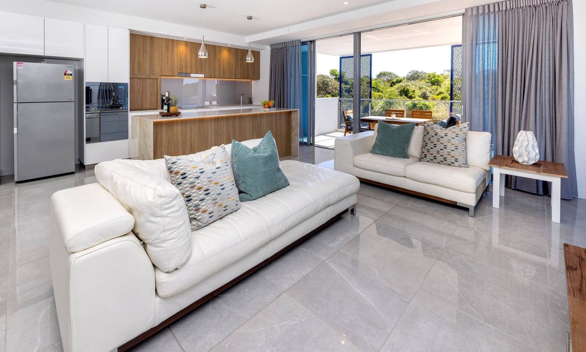 Bokarina Apartment | 3BR Lux Beachfront Escape - Pool Gym King bed