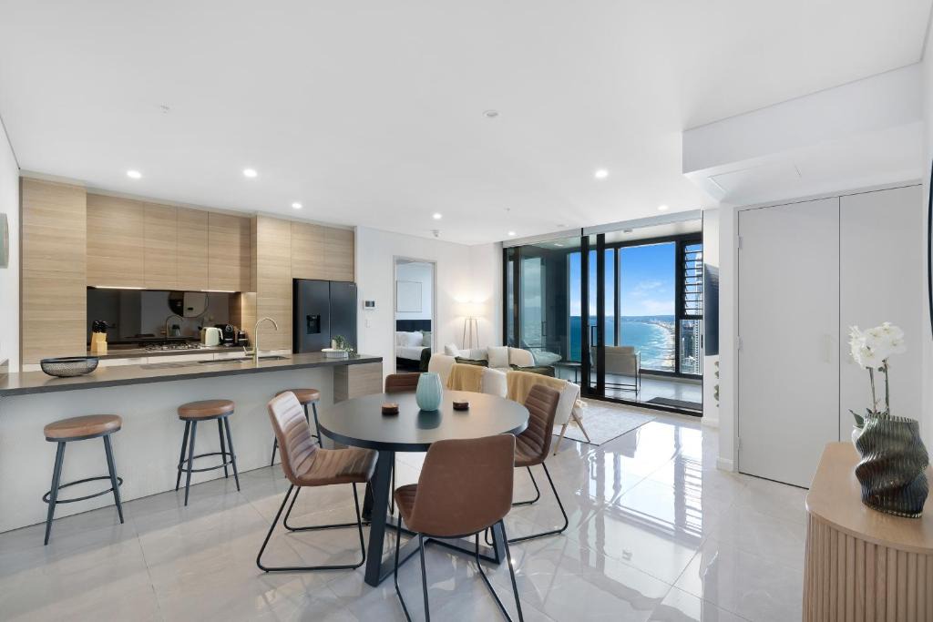 Surfers Paradise Apartment | 3BR OceanViews lvl 50 Luxury Skyhome Meriton - Gym- SkyPool- Free Parking