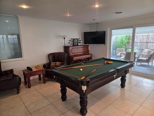 Rockingham House | 4 bed House next to Lake Richmond close to beach