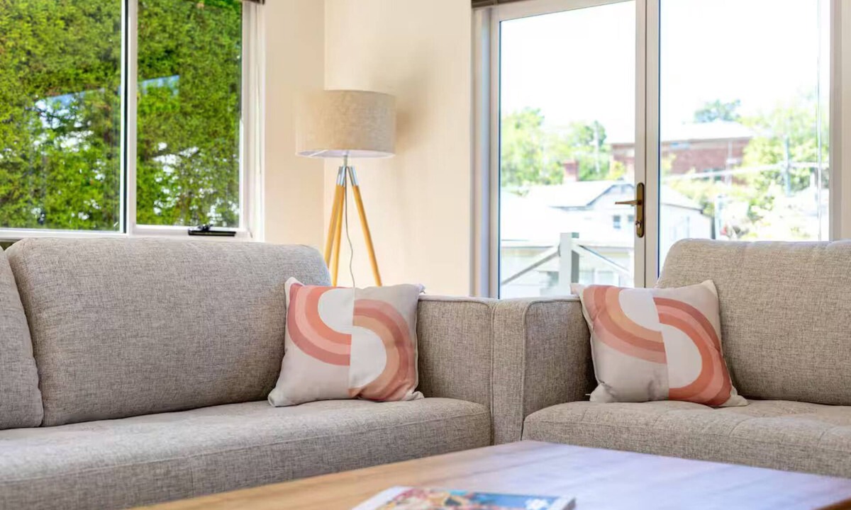 East Launceston House | 4 mins to CBD! Modern 3 Bedroom Townhouse Garage + Walk to Cafés + Workspace