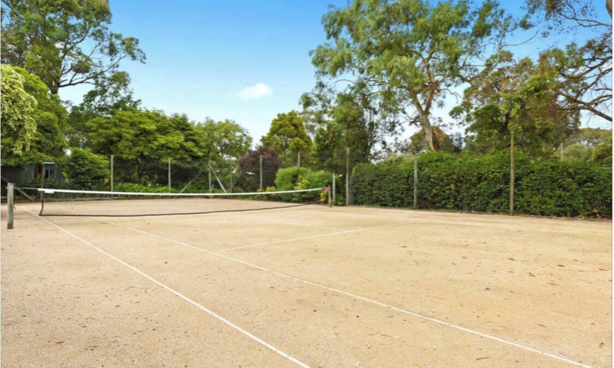 Somers House | 400m Beach Haven! Perfect for family or friend get aways! Tennis court included!