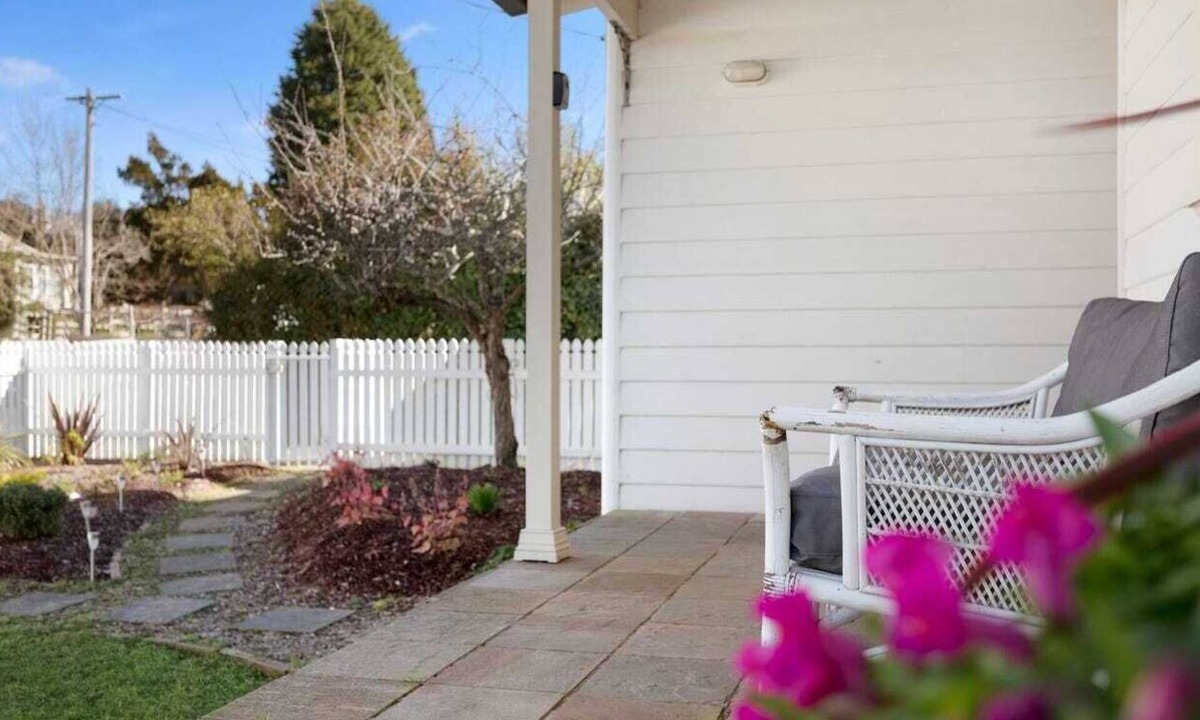 Katoomba House | 4BR 2BA Cottage | King Bed | Pet Friendly | Firepit | Fireplace | Fully Fenced