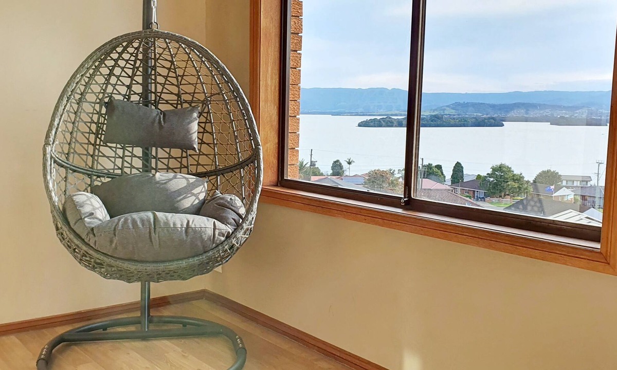 Lake Heights House | 5-bedroom house with panoramic lake views