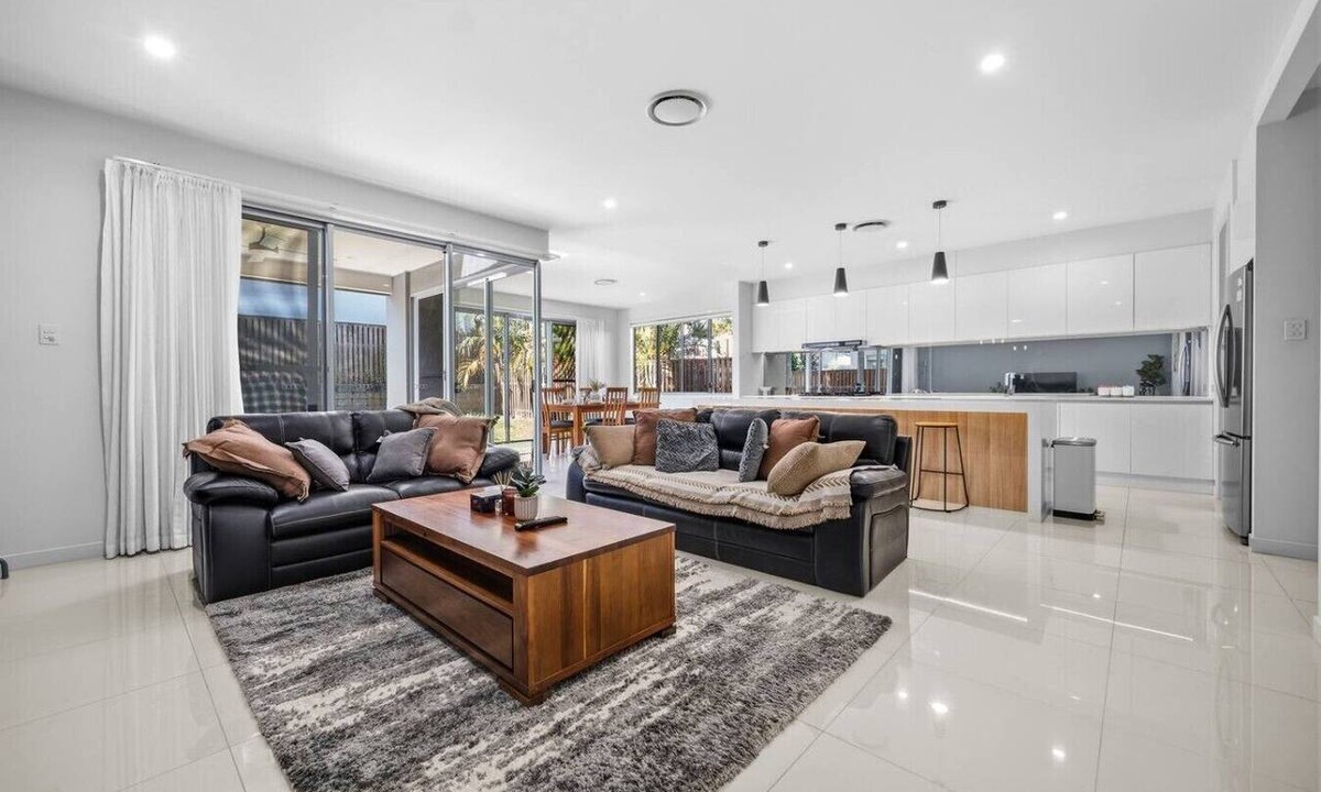 Rochedale House | 5 Ensuite Bedrooms | Home Theatre | Family Stay