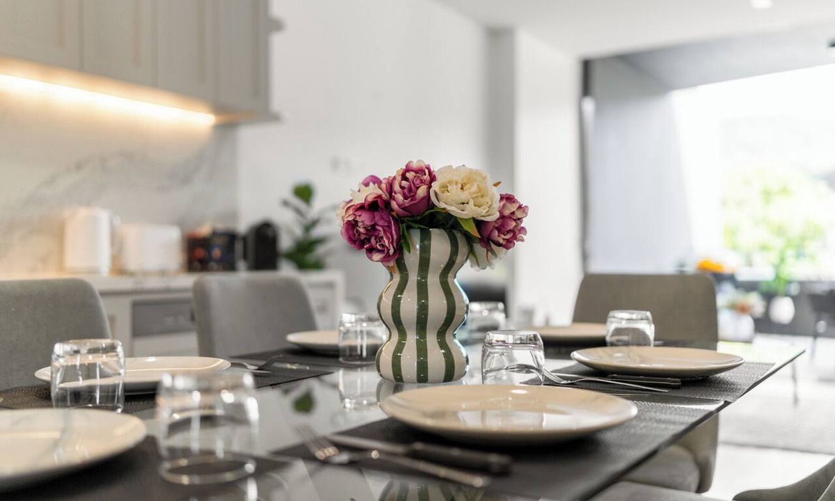 Thirroul Apartment | ⭐️5-Star Luxury 2BR Getaway Scenic Terrace & Views Walk to Train & Beach