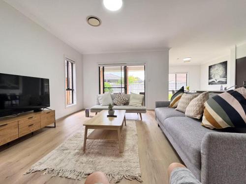 Penrith Villa | 6 Bedroom Corporate and Group Accommodation Penrith Sleeps 12 Flexible Stay