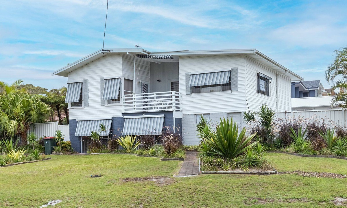 Corlette House | 91 Sandy Point Road with Wifi Boat Parking & Air Con