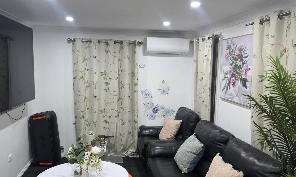 Oakhurst House | A private self contained studio.