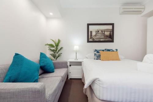 Connolly Apartment | A1 Stylish light filled 2 bed apt Free WiFi