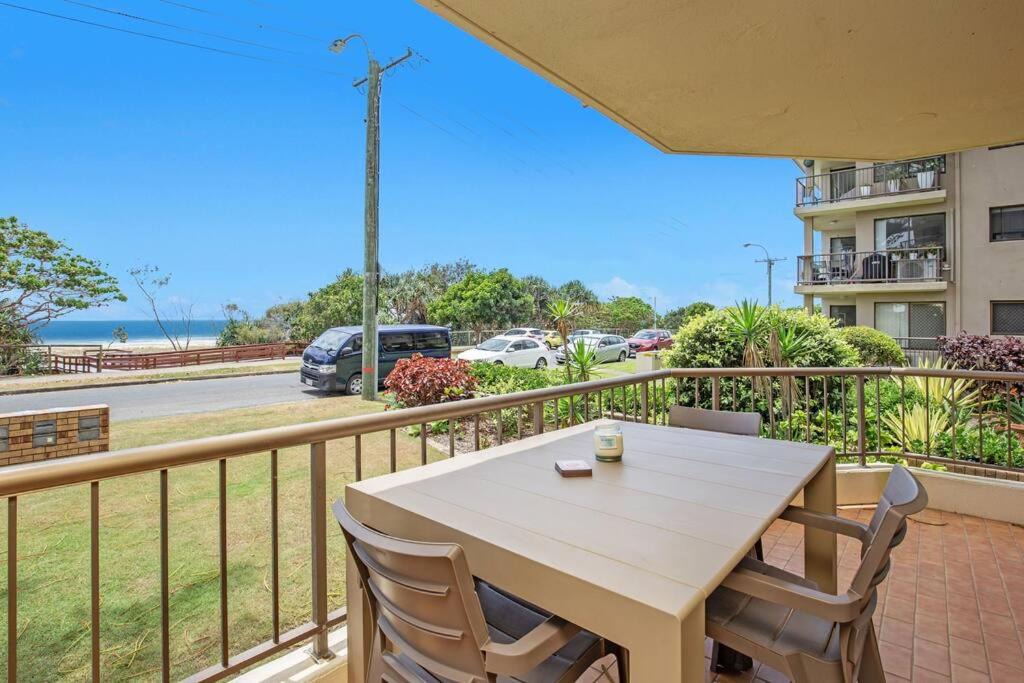 Bilinga Apartment | Absolute beachfront apartment!