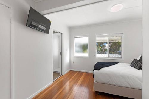 Palm Beach House | Absolute Beachfront Sleeps 10 Secure Carparks