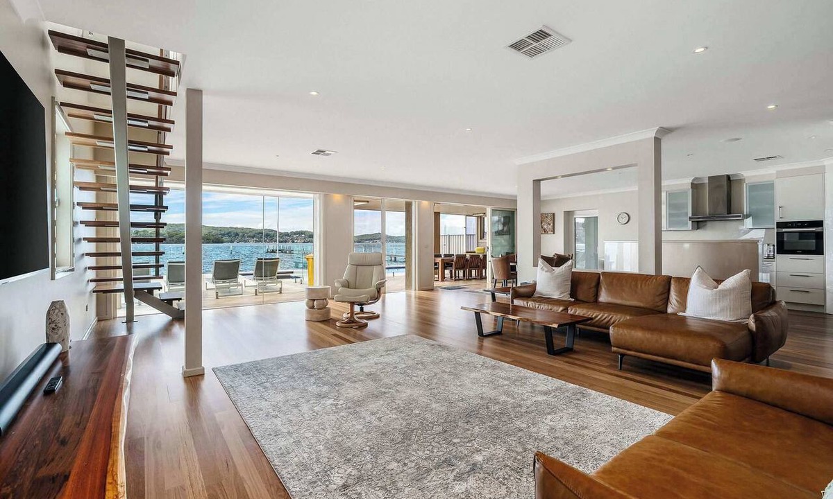 Point Clare House | Absolute Waterfront. Pool. Heated Spa. Sleeps 10