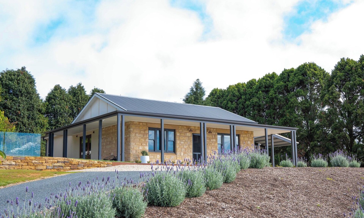 Summertown Cottage | Adelaide Hills luxury cottage with sauna and heated pool, 20 mins from Adelaide