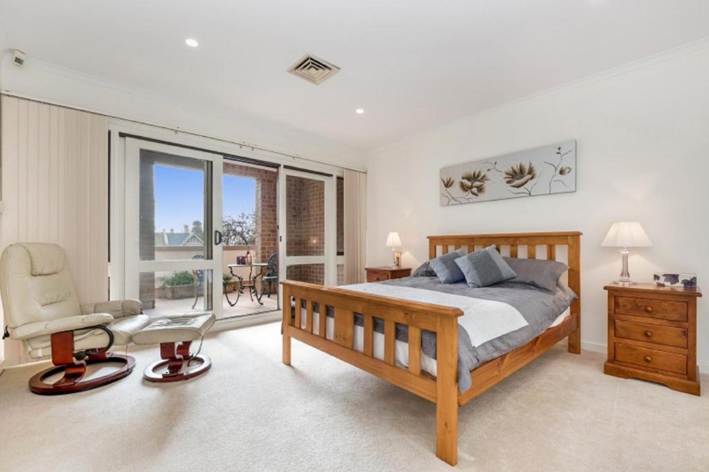 North Adelaide Apartment | Adelaide Style Accommodation-Close to City-North Adelaide-3 Bdrm- FREE Parking