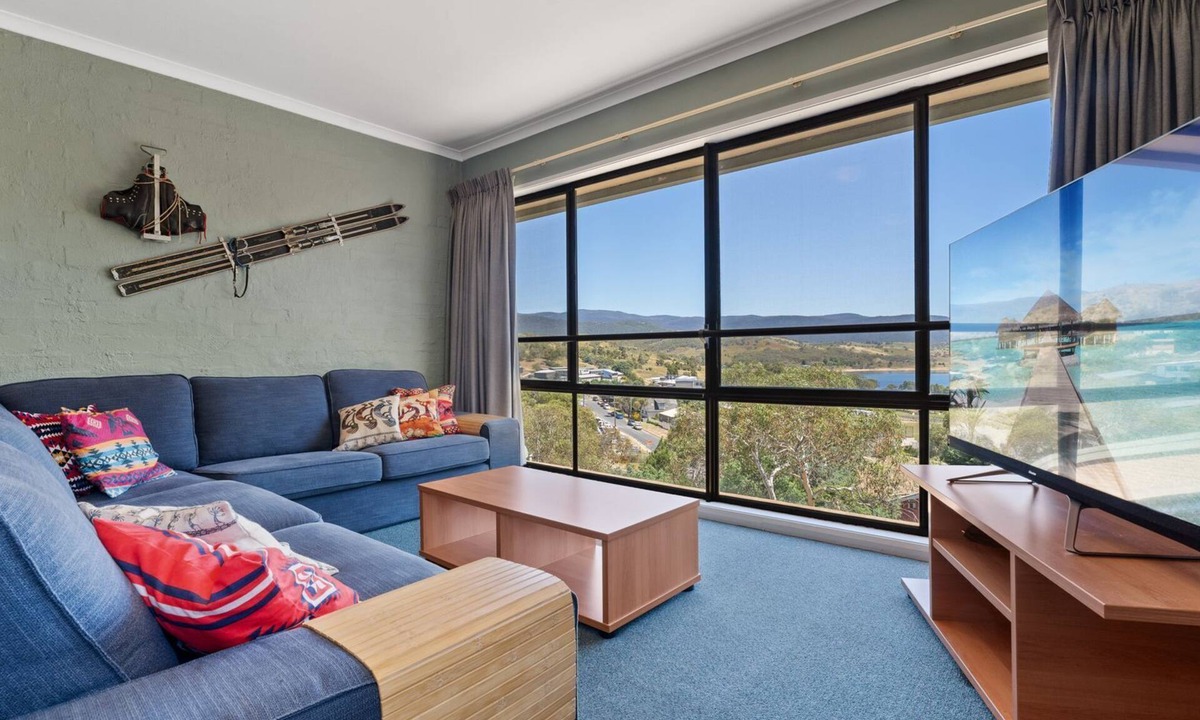 Jindabyne Apartment | Alpine Mountain View 18 - 4BR l Mountain Views l Swimming Pool l Air-Con l WiFi