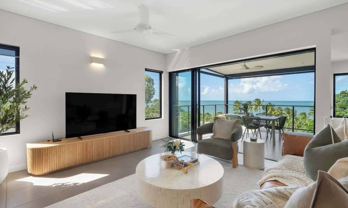 Trinity Beach Apartment | Amalfi—Ocean Views & Pool near Beach & Restaurants