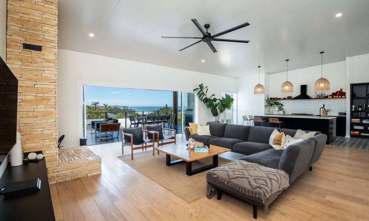 Emerald Beach House | Amazing August. Extra free night on every booking of 3 or more nights in August