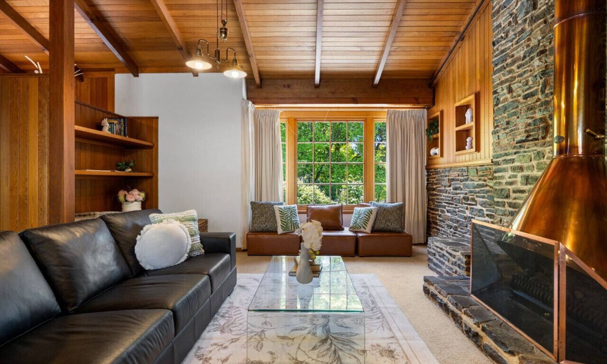 Paechtown House | Amber Wisper—In the Hills with Pool & Tennis Court