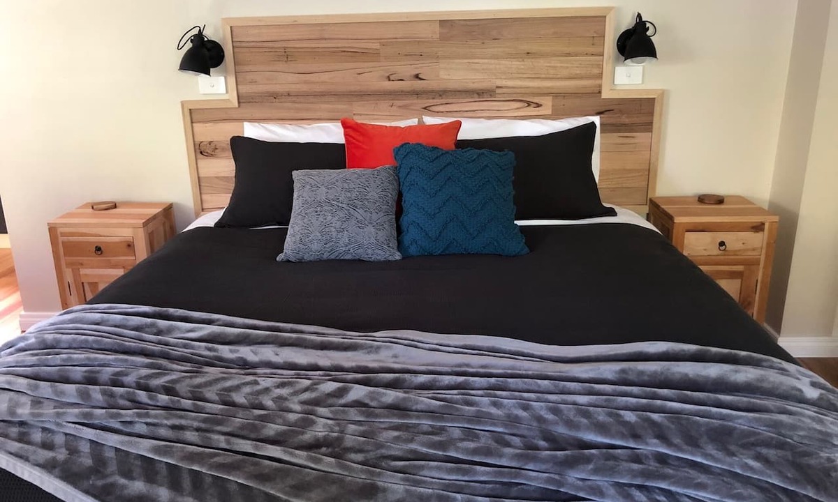 Mole Creek Apartment | Apartment 2 Self-contained King bed, bath & shower, mountain views, wood burner