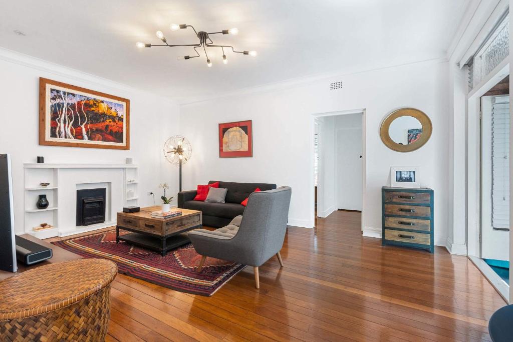 Bellevue Hill Apartment | Art-Deco Gem in Midlothian Opposite Beach