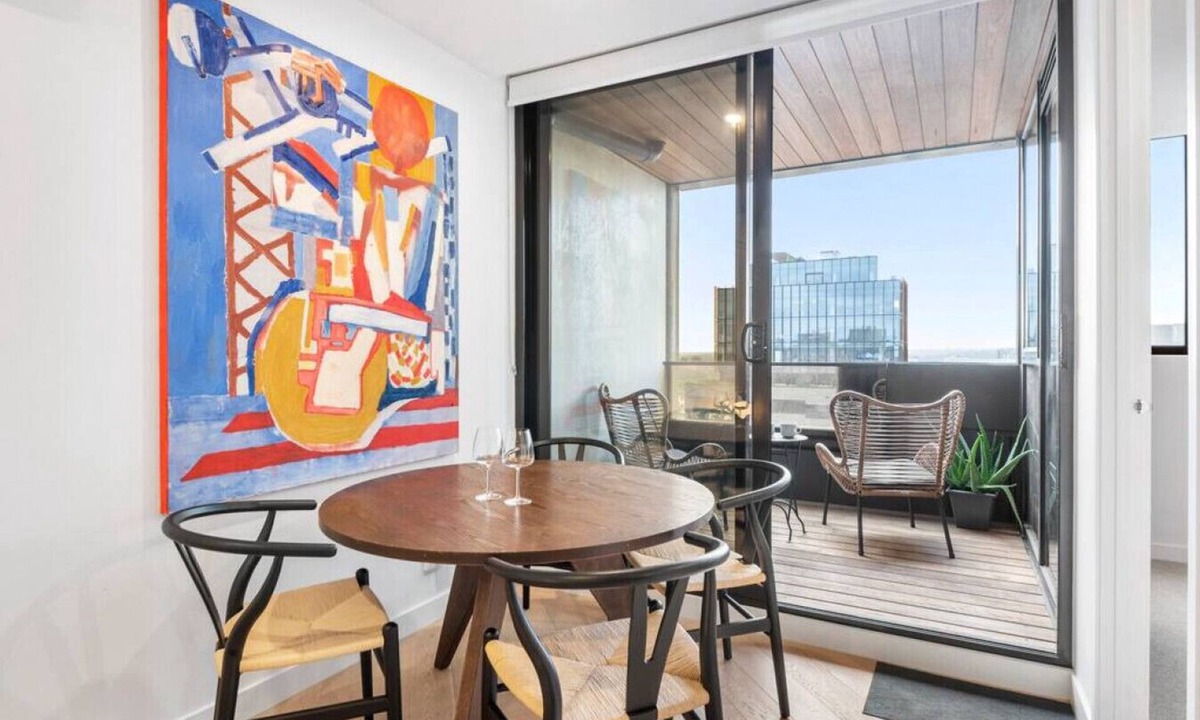 Collingwood North Apartment | Artistic Getaway by Artist Abodes