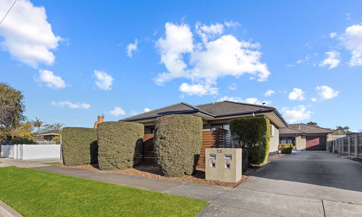 Bairnsdale House | Avalon: A cosy, modern home that makes being away feel a little easier.