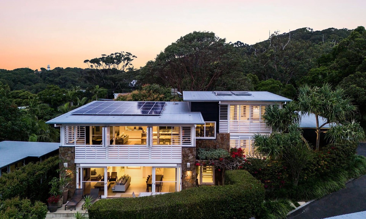 Byron Bay House | Ayindi - Best views & literally cross road from beach. Stunning sunset.