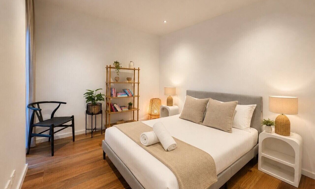Capital Hill Apartment | Balcony, Dining and 2 Car Spaces
