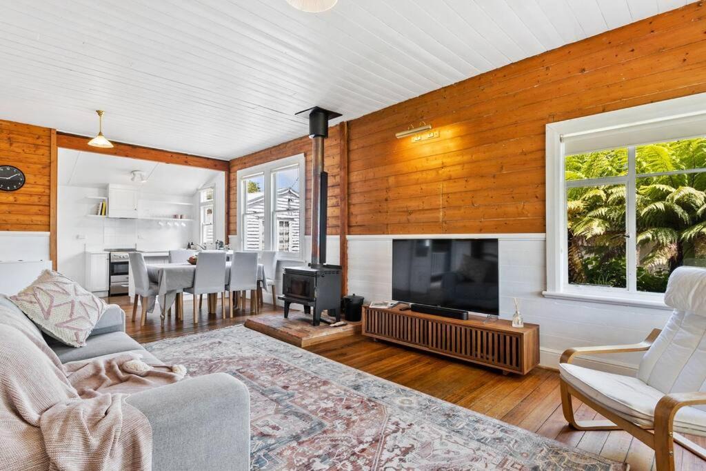 Kingston Beach House | 'Balmoral Cottage' A Kingston Beach Escape