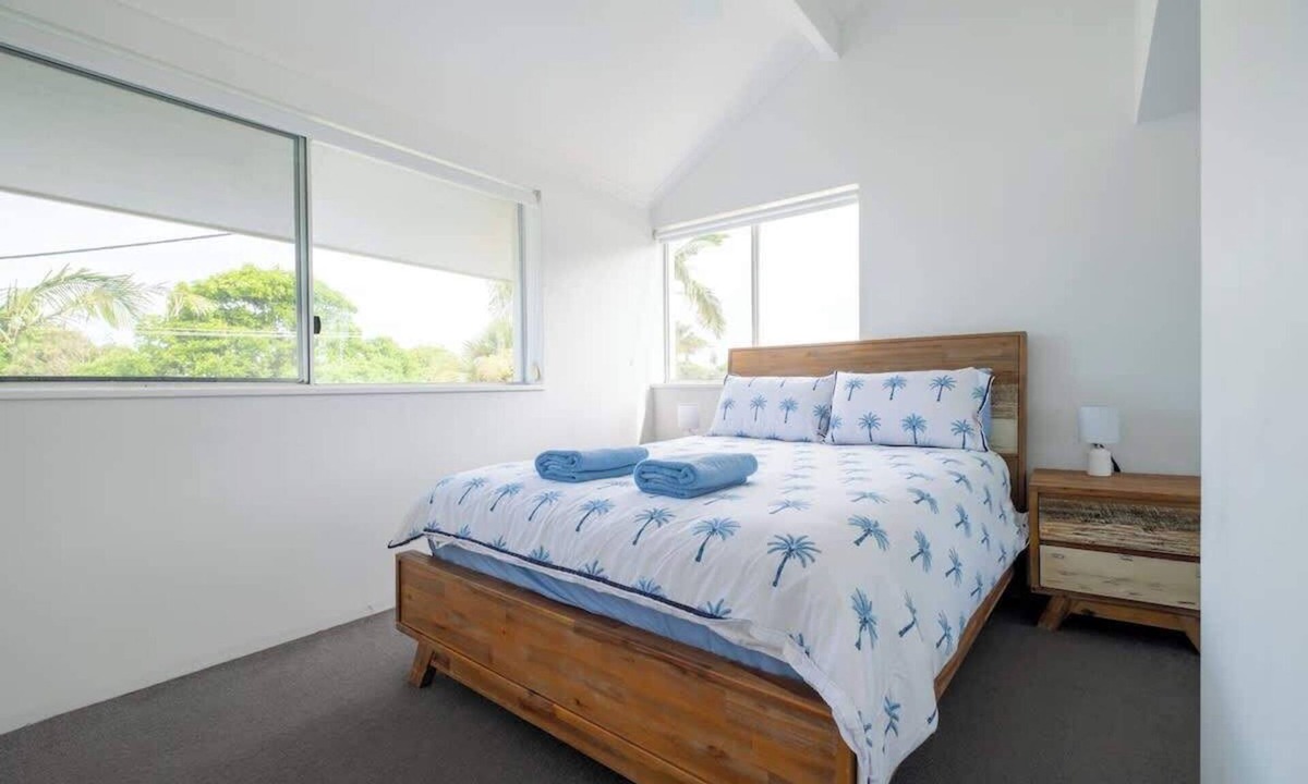 Sunrise Beach House | Balmy Nights - 2 bed, 2 mins to beach, AC, Pool