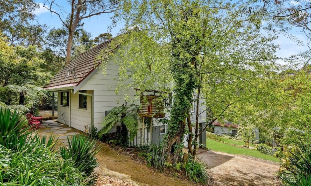 Leura House | Banksia Cottage, pretty cottage with garden, pet freiendly