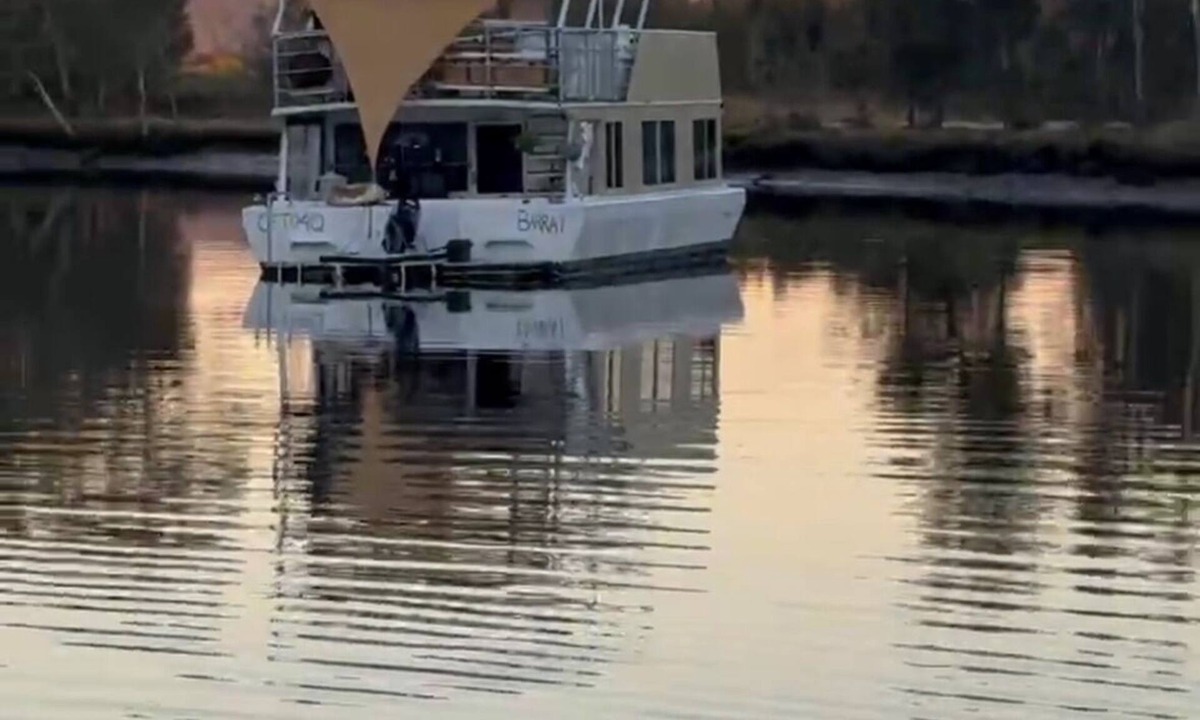 Coomera Boat Rental | Barra 1- Peaceful double level house boat and tender