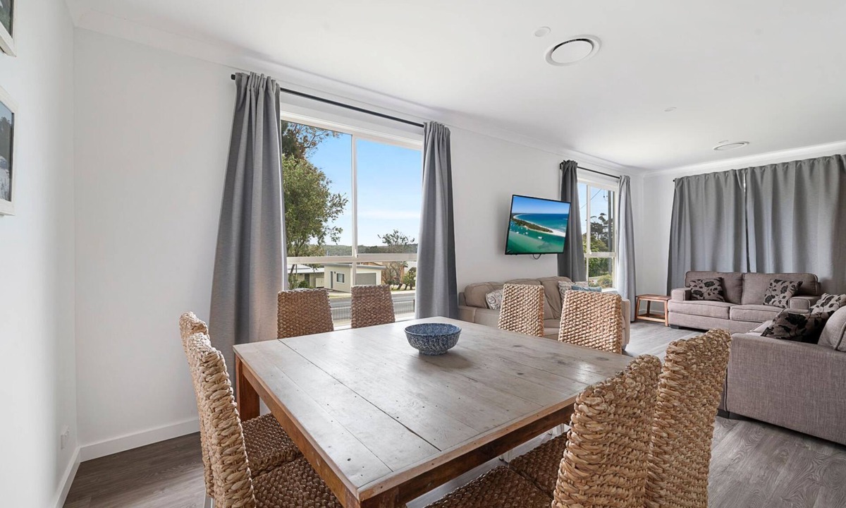 Erowal Bay House | Basin Escape by Book Jervis Bay - short walk to the waters edge.
