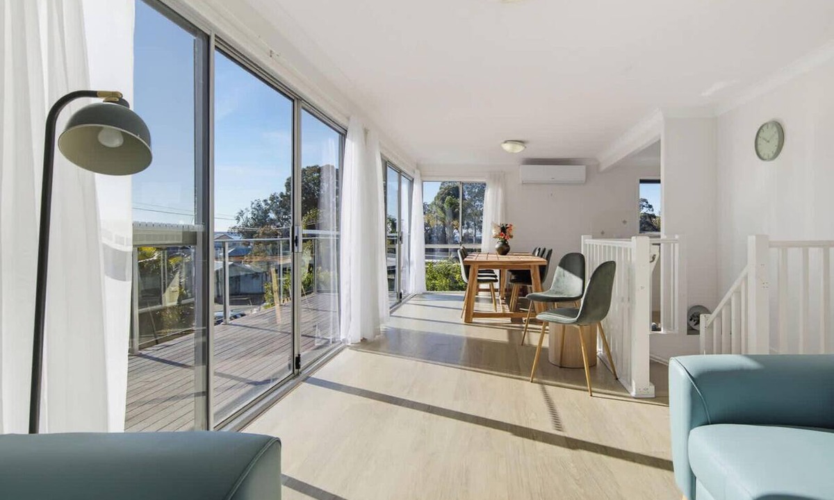 Batehaven House | Bay Breeze Batehaven | Sleeps 10 | 220m to Beach