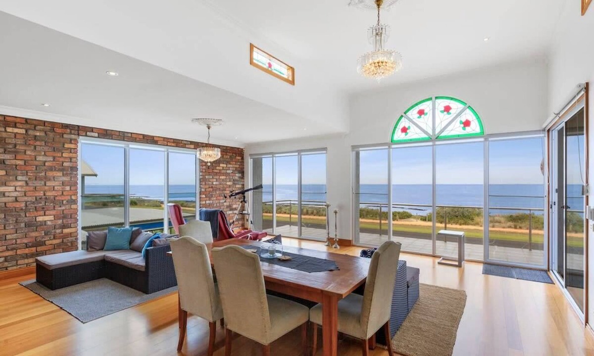 Portarlington House | Bayfront Bliss with Spa, Views and Fire